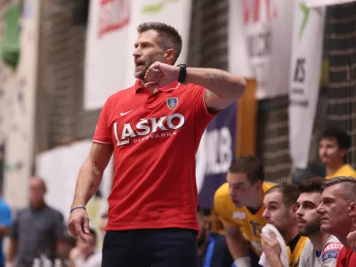 trener Celjanov Tomaž Ocvirk - - - rokometa&scaron;i Celja Pivovarne La&scaron;ko &ndash; zmagovalci slovenskega superpokala 2019- 30.08.2019 &ndash; rokomet &ndash; RK Celje PL: RK Gorenje Velenje, superpokal Slovenije - Rokometa&scaron;i Celja Pivovarne La&scaron;ko so postali zmagovalci slovenskega superpokala, potem ko so v Slovenj Gradcu premagali Gorenje Velenje s 25:23//FOTO: Luka Cjuha