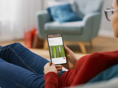 instagam, družbeni mediji, omrežja, facebook, swiping; browsing; social network; online; pictures; videos; like; feed; wall; using; pov; laying; socialization