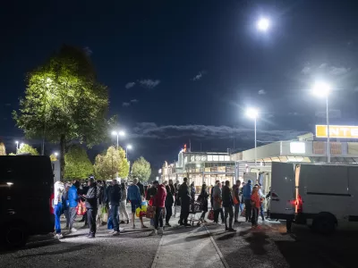 Zvečer se parkirišče na Viču prelevi v pravo malo tržnico. Le kaj prodajajo?