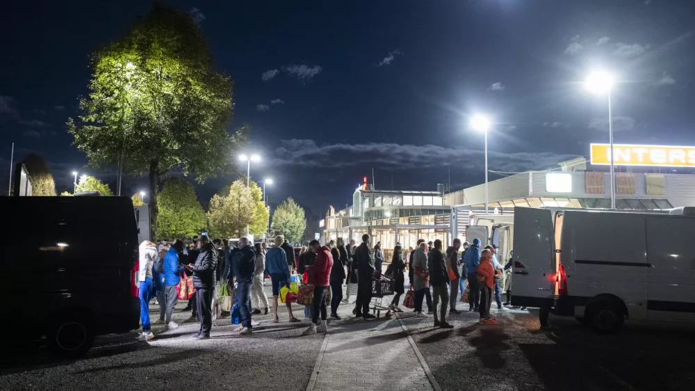 Zvečer se parkirišče na Viču prelevi v pravo malo tržnico. Le kaj prodajajo?