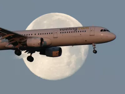 FILE - A Vueling Airbus A321 approaches for landing in Lisbon at sunrise, while the moon sets in the background,, Feb. 7, 2023. (AP Photo/Armando Franca, File) / Foto: Armando Franca