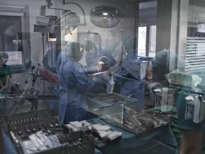 Operacija kolka, dr. Rasto Stok in dr. Peter PavlovÄŤiÄŤFOTO: JAKA GASAR / NEDELJSKI