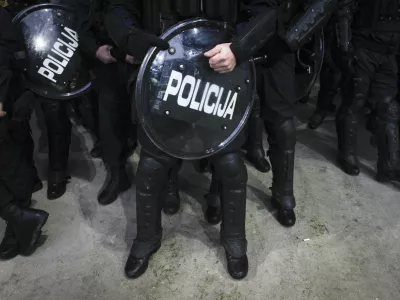 ﻿simbolična fotografija - policija - ščitnik--- nogomet - Olimpija: Maribor, Prva liga, zaostala tekma, 4. kroga:- nogometaši ljubljanske Olimpije so izgubili proti Mariboru z 0:3 (0:1).         //FOTO: Luka Cjuha