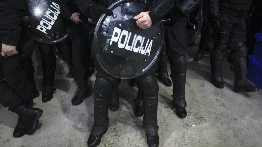 ﻿simbolična fotografija - policija - ščitnik--- nogomet - Olimpija: Maribor, Prva liga, zaostala tekma, 4. kroga:- nogometaši ljubljanske Olimpije so izgubili proti Mariboru z 0:3 (0:1).         //FOTO: Luka Cjuha