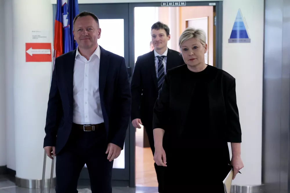 Ljubljana, KPK.Skupna novinarska konferenca Komisije za preprecevanje korupcije in Uprave RS za javna placila glede objav transakcij v novi aplikaciji Erar.Predsednik KPK Robert Sumi, njegov namestnik David Lapornik in generalna direktorica Uprave RS za javna placila Urska Kos.