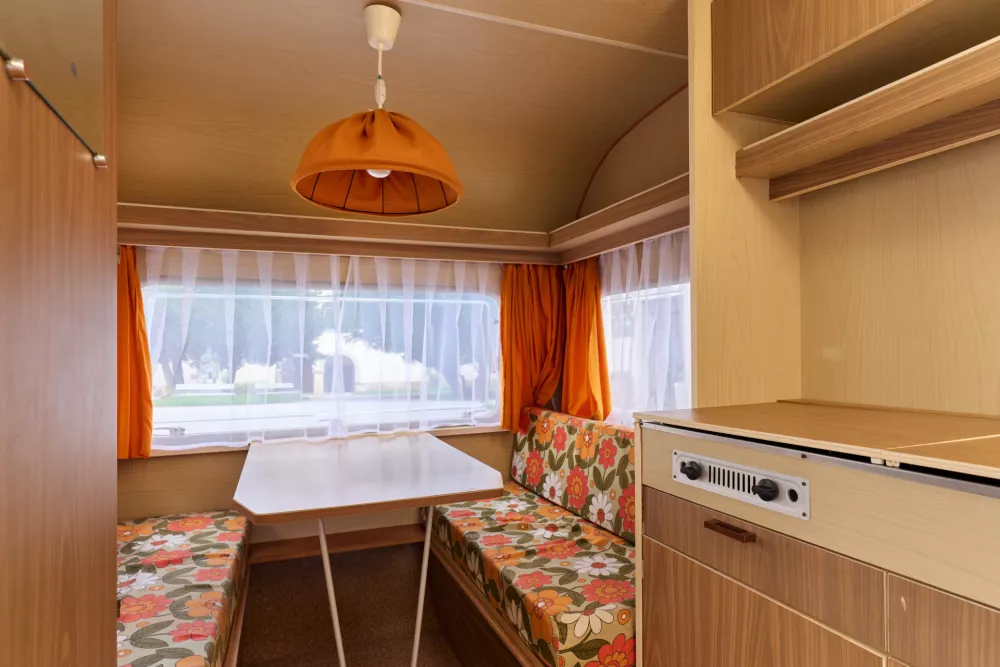 Notranjost prikolice Adria 305 je bila enostavna. / Foto: Tomo Jeseničnik