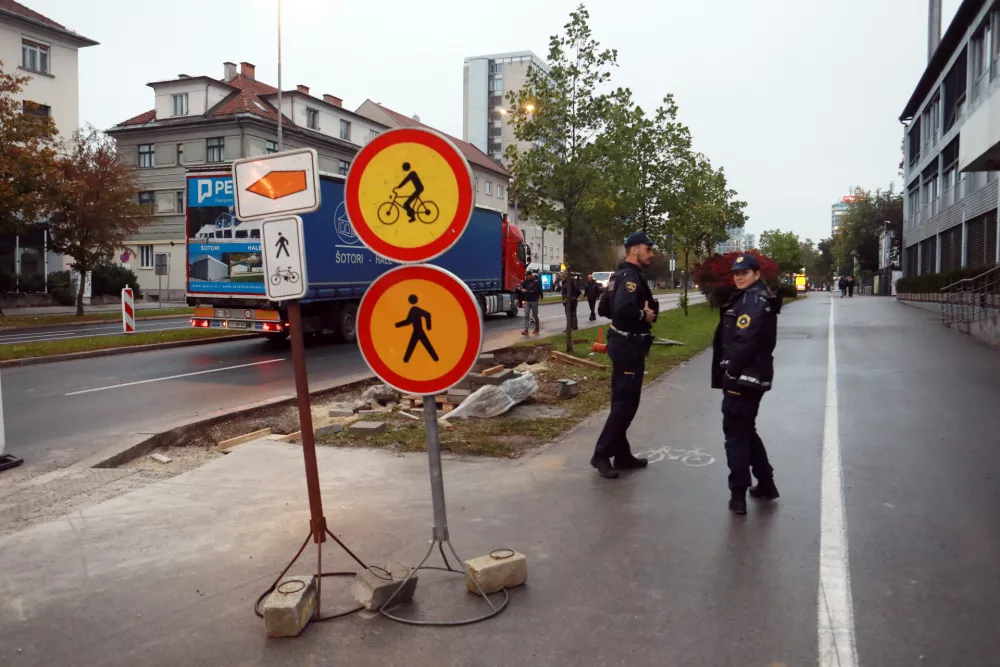 10.10.2025 -zapora Dunajske, obvoz, policija, kolesarji, avtobus, NATOFoto: Tomaž Skale