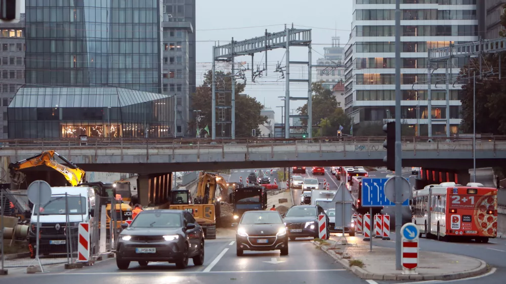 10.10.2025 -zapora Dunajske, obvoz, policija, kolesarji, avtobus, NATOFoto: Tomaž Skale