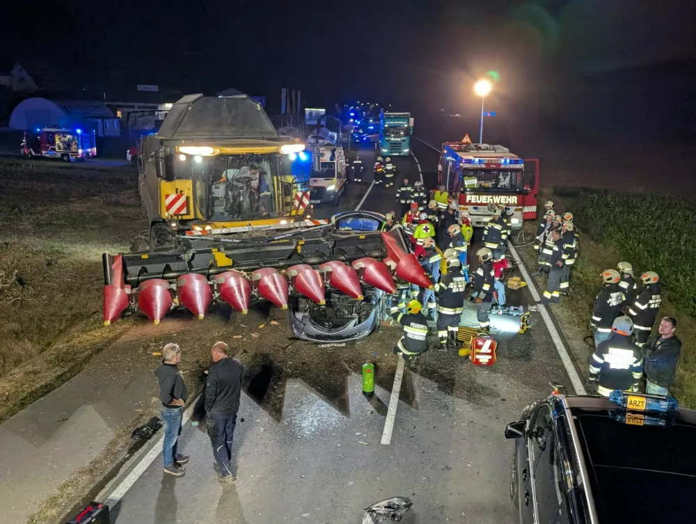 Z avtom v kombajn. Foto: Prostovoljno gasilsko društvo iz Kirchberga ob Rabi