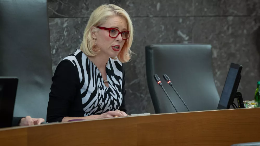 Ljubljana, DZ.Izredna seja DZ, na kateri so obravnavali novelo zakona o vrtcih in obravnavali predlog priporocila v zvezi z resevanjem stanovanjske problematike.Predsednica DZ Urska Klakocar Zupancic.