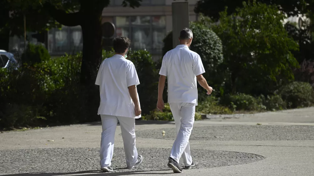zdravstveni delavci - Univerzitetni klinični center - UKC Ljubljana- 22.09.2022 – simbolična fotografija – javno zdravstvo - zdravstveni sistem – zdravje – //FOTO: Nik Erik Neubauer