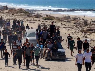 Palestinians, who were displaced to the southern part of Gaza at Israel's order during the war, make their way following their arrival in Gaza City after a ceasefire between Israel and Hamas in Gaza went into effect, October 10, 2025. REUTERS/Ebrahim Hajjaj