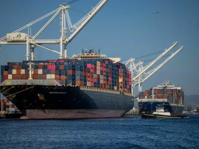 FILE PHOTO: A cargo ship full of shipping containers is seen at the port of Oakland, California, U.S., August 4, 2025. REUTERS/Carlos Barria/File Photo