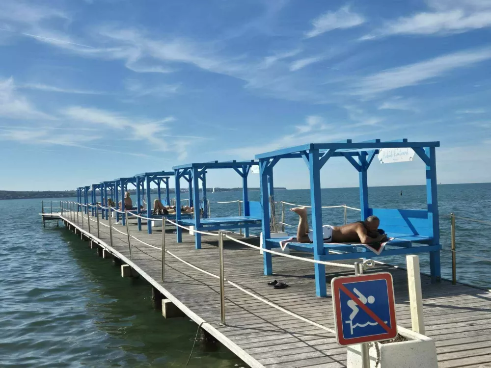 Niso še vsi pospravili kopalk. Foto: Dnevnik