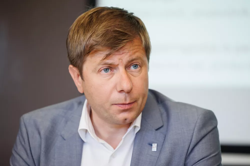 Ljubljana, Trgovinska zbornica Slovenije.Skupna novinarska konferenca gospodarskih zbornic in delodajalskih zdruzenj na temo Razmere v gospodarstvu, kam nas peljejo reforme in stanje na podrocju delovanja Ekonomsko-socialnega sveta.Predsednik OZS Blaz Cvar.