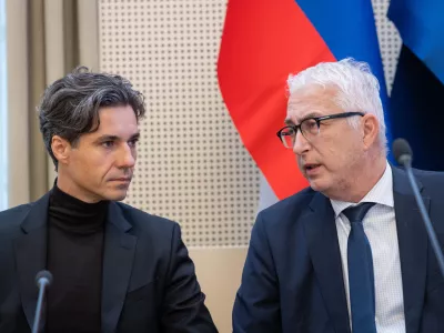 Ljubljana, vlada.Seja Ekonomsko-socialnega sveta, na kateri so med drugim obravnavali predlog proracunskih dokumentov RS za leti 2026 in 2027.Minister z delo, druzino, socialne zadeve in enake moznosti Luka Mesec in glavni izvrsni direktor GZS Mitja Gorenscek.