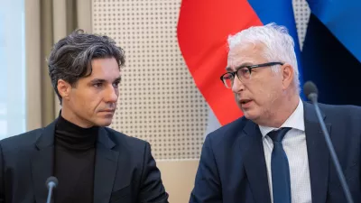 Ljubljana, vlada.Seja Ekonomsko-socialnega sveta, na kateri so med drugim obravnavali predlog proracunskih dokumentov RS za leti 2026 in 2027.Minister z delo, druzino, socialne zadeve in enake moznosti Luka Mesec in glavni izvrsni direktor GZS Mitja Gorenscek.