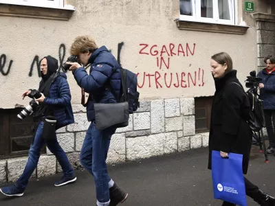 -simbolična fotografija - novinarji - grafit - napis ZGARAN IN UTRUJEN - 06.12.2022 - policisti Postaje prometne policije Ljubljana vršili postopke preizkusov alkoholiziranosti voznikov v prometu na Kotnikovi ulici pred poslopjem Agencije za varnost prometa - //FOTO: Nik Erik Neubauer