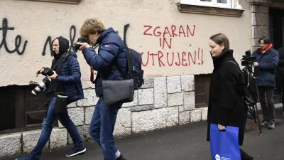 -simbolična fotografija - novinarji - grafit - napis ZGARAN IN UTRUJEN - 06.12.2022 - policisti Postaje prometne policije Ljubljana vršili postopke preizkusov alkoholiziranosti voznikov v prometu na Kotnikovi ulici pred poslopjem Agencije za varnost prometa - //FOTO: Nik Erik Neubauer