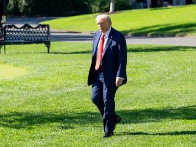 10 October 2025, US, Washington: USA President Donald Trump departs the White House for a quick flight to Walter Reed Hospital for his annual medical check-up Photo: Andrew Leyden/ZUMA Press Wire/dpa