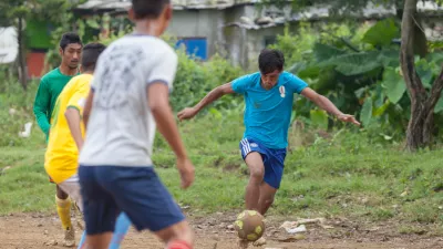 Med igranjem nogometa. Fotografija je simbolična. / Foto: Istock