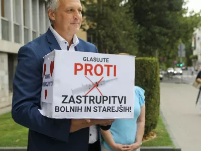 25.7.2025 Aleš Primc in Milena Miklavčič bosta v državni zbor vložila več kot 15.000 podpisov za začetek postopka za razpis referenduma o pomoči pri prostovoljnem končanju življenja. Referendum Foto: Luka Cjuha
