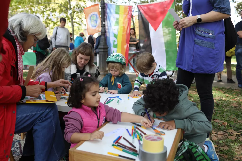 11.10.2025. Festival miru. Branje imen ubitih palestinskih otrok. Foto: Bojan Velikonja 