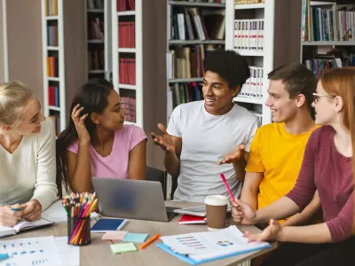 Spoznavanje sodelavcev iz drugih kultur pomaga pri medsebojnem razumevanju in boljšem sodelovanju. / Foto: Istock