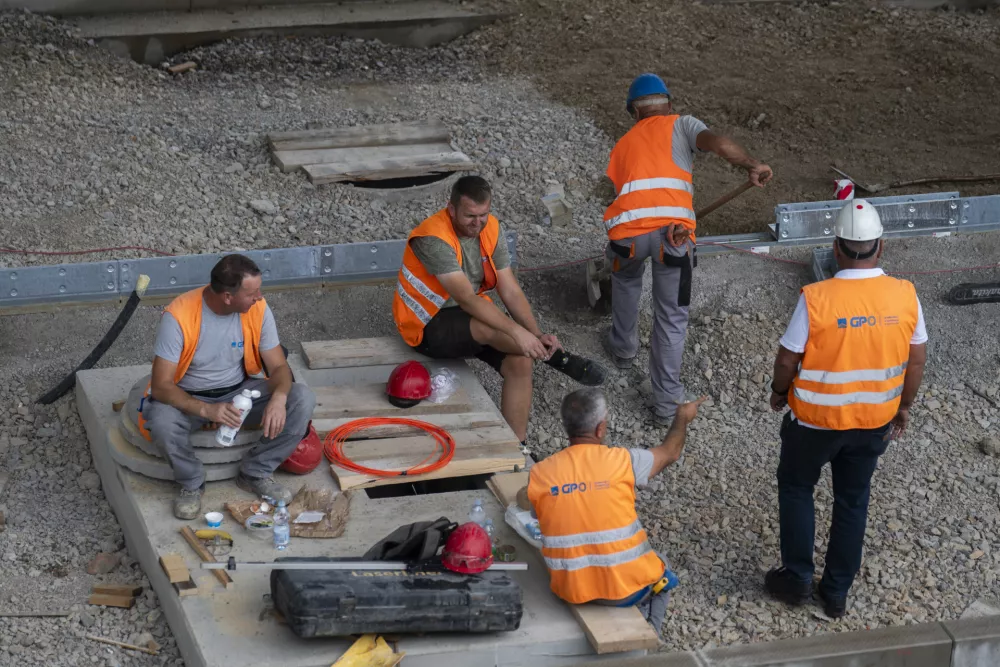 železniška postaja Ljubljanadelavcivarnost pri delu29.08.2025 - Ozelenjevanju nadstrešnic nad železniškimi peroni - gradbišče - gradnja glavne železniške postaja LjubljanaFoto: Nik Erik Neubauer 