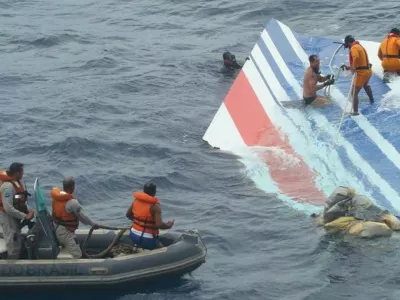 Na površju so kmalu našli razbitine, črne skrinjice pa šele čez dve leti. / Foto: National Transportation Safety Board