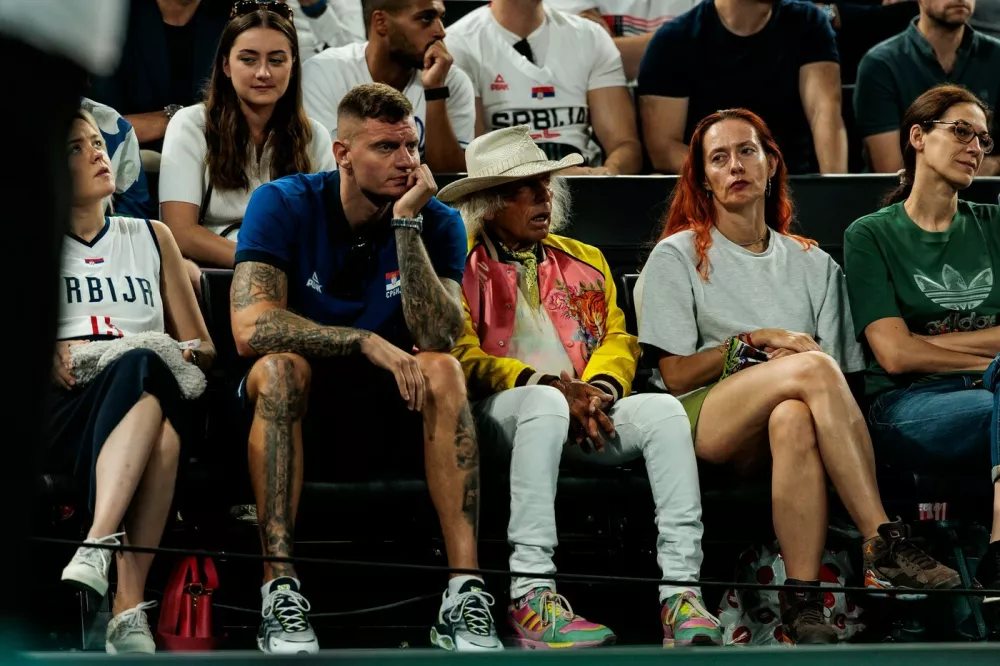 FRA, Paris, Olympischen Spiele Paris 2024, 10.08.2024, Basketball Herren Spiel um Platz 3 Deutschland - Serbien - Bercy Arena Namanja Jokic Bruder von Nikola Jokic Serbien, 15 und James Goldstein amerikanischer Geschäftsmann verfolgen da Spiel Courtside *** FRA, Paris, Olympic Games Paris 2024, 10 08 2024, Basketball Men 3rd place match Germany Serbia Bercy Arena Namanja Jokic brother of Nikola Jokic Serbia, 15 and James Goldstein American businessman watch the game Courtside Copyright: HMBxMedia/SteffiexWunderl,Image: 950801694, License: Rights-managed, Restrictions:, Model Release: no