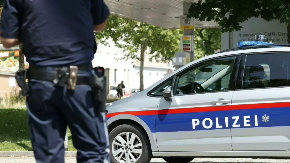 10 June 2025, Austria, Graz: Emergency services walk near the scene of a crime. A large-scale police operation has begun at a school in Dreierschuetzengasse in Graz. According to ORF, several people have been killed in the shooting at a school in Graz. The broadcaster reported this with reference to the Austrian Ministry of the Interior. Photo: Erwin Scheriau/APA/dpa