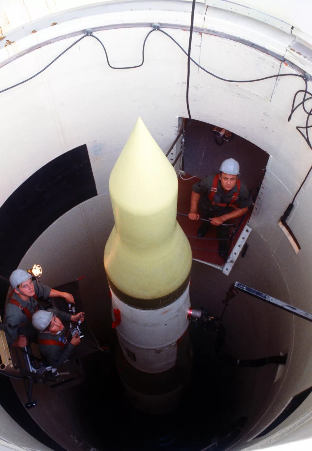U.S. Air Force technicians perform an electrical check on an LGM-30F Minuteman III intercontinental ballistic missile in its silo at Whiteman Air Force Base, Missouri in this January 1, 1980 file photo. U.S. and Russian negotiators held a "productive" initial round of talks in Rome aimed at securing a new treaty to curb nuclear weapons, they said on April 24, 2009, ahead of fully-fledged negotiations in the United States in May.  REUTERS/Tech. Sgt. Bob Wickley/USAF/Handout/Files (USA CONFLICT MILITARY POLITICS) FOR EDITORIAL USE ONLY. NOT FOR SALE FOR MARKETING OR ADVERTISING CAMPAIGNS