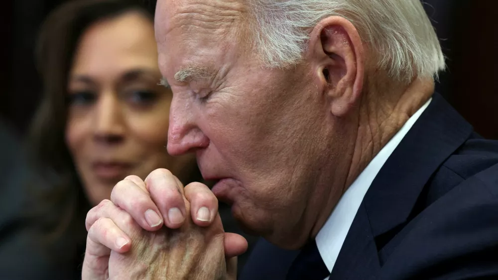 FILE PHOTO: U.S. President Joe Biden, flanked by U.S. Vice President Kamala Harris, attends a briefing on the federal response to the wildfires across Los Angeles, in the Roosevelt Room at the White House in Washington, U.S., January 9, 2025. REUTERS/Evelyn Hockstein/File Photo