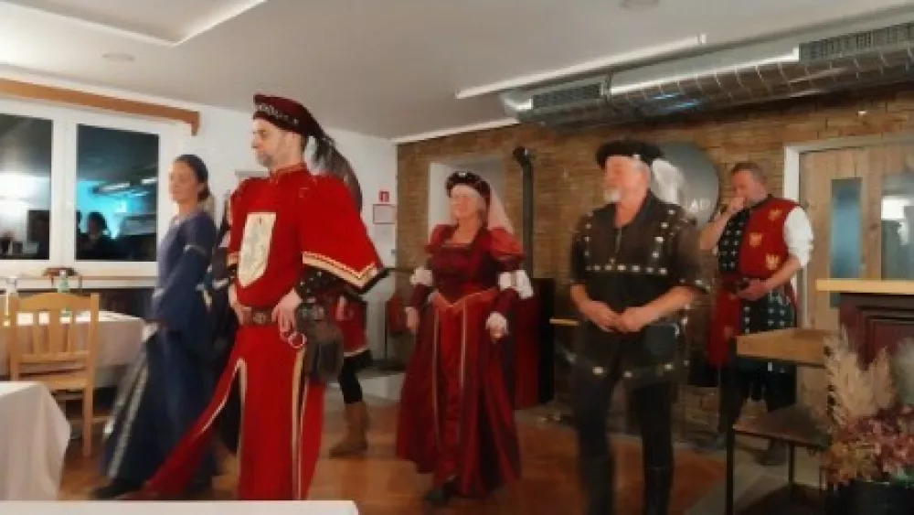 Tematska srednjeveška večerja z najlepšim razgledom v mestu - Stari grad nad Kamnikom. 