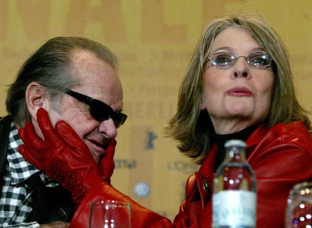 FILE PHOTO: U.S. actress Diane Keaton jokes with her fellow countryman actor Jack Nicholson (L) during a news conference to present their new movie 'Something's Gotta Give' at the 54th Berlinale International Film Festival in Berlin February 6, 2004./File Photo / Foto: Arnd Wiegmann