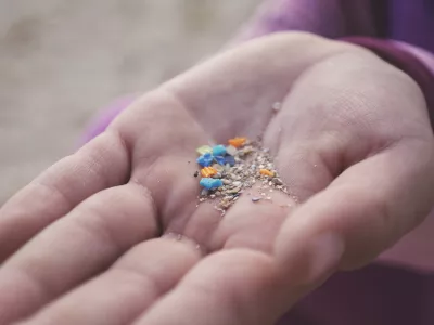 Child's hand on a beach, a symbol of the future generation inheriting a world with microplastic pollution. / Foto: Svetlozar Hristov
