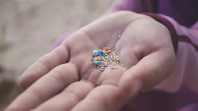 Child's hand on a beach, a symbol of the future generation inheriting a world with microplastic pollution. / Foto: Svetlozar Hristov