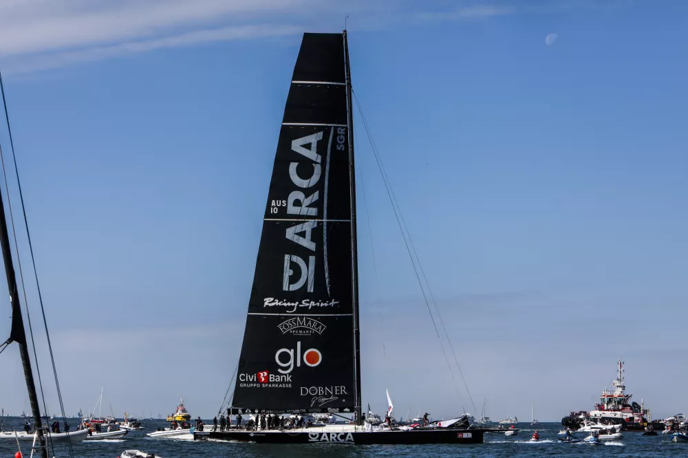 - Jadrnica Arca, 1. mesto, skiper Furio Benussi- 12.10.2025. - 57. Barcolana, največja jadralna regata na svetu, ki poteka v Tržaškem zalivu.//FOTO: Bojan Velikonja