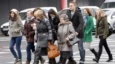 - peci - generacijske razlike - mladi - stari - stareji - ljudje - prehod za pece - zebre //FOTO: Toma Skale