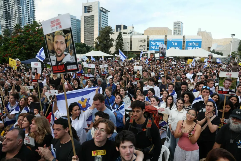 People gather at "Hostages Square" to await the expected return of Israeli hostages, who have been held in Gaza since the deadly October 7, 2023 attack by Hamas, as part of a prisoner-hostage swap and a ceasefire deal between Israel and Hamas, in Tel Aviv, Israel, October 13, 2025. REUTERS/Ronen Zvulun