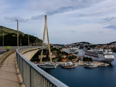 - Na poti od Neuma proti Dubrovniku.- Most Dubrovnik pri Mokošici, ki je skrajšal pot do Dubrovnika.- Hrvaška- 27.05.2025. - Reportaža o Jadranski magistrali ob 60. obletnici izgradnje in 70. obletnici začetka gradnje.- Jadranska magistrala, cesta, hrvaška obala.OPOMBA: ZA OBJAVO V OBJEKTIVU!//FOTO: Bojan Velikonja