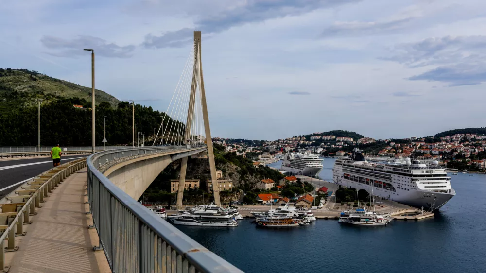 - Na poti od Neuma proti Dubrovniku.- Most Dubrovnik pri Mokošici, ki je skrajšal pot do Dubrovnika.- Hrvaška- 27.05.2025. - Reportaža o Jadranski magistrali ob 60. obletnici izgradnje in 70. obletnici začetka gradnje.- Jadranska magistrala, cesta, hrvaška obala.OPOMBA: ZA OBJAVO V OBJEKTIVU!//FOTO: Bojan Velikonja