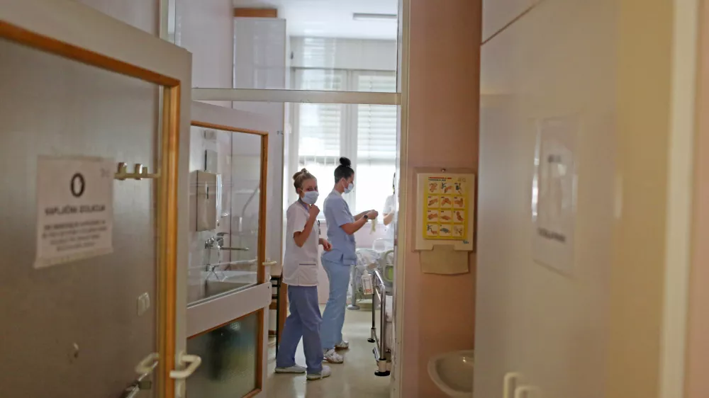 ﻿– bolniška soba – kapljična izolacija – gripa – virusno obolenje - akutna virusna bolezen dihal - zdravstvo - - 13.01.2020 - Negovalna bolnišnica Ljubljana - Oddelek za gripo -  Stara pediatrična klinika, Vrazov trg 1, //FOTO: Bojan Velikonja