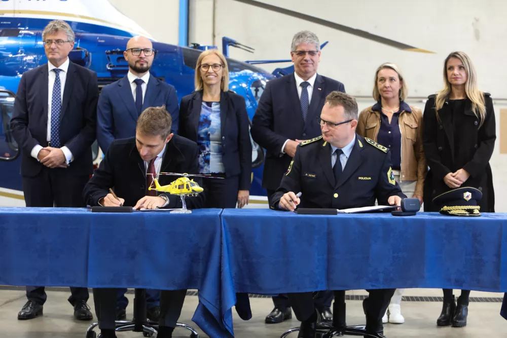 13.10.2025.Podpis pogodbe za nakup 2 helikopterjev Leonardi. za namen reševanja. Foto Bojan Velikonja 