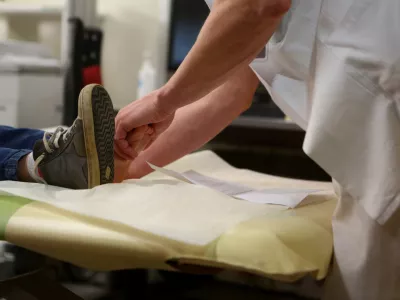 - simbolična fotografija - zdravstvo - zdravniki pregled - otrok - zdravnik - zvin - urgenca - 04.03.2015 - Splona bolninica Jesenice - mobilna vojaka bolninica ROLE 2 Slovenske vojske nadomeča prostore urgentnega bloka v času gradnje novega urgentnega centra//FOTO: Bojan Velikonja