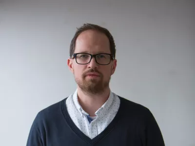 ﻿.Tomaž Klipšteter, komentator - dopisna    - Dnevnik 2016 - portreti za komentarje in kolumne - komentatorji - novinarji - novinar -  //FOTO: Maja Marko