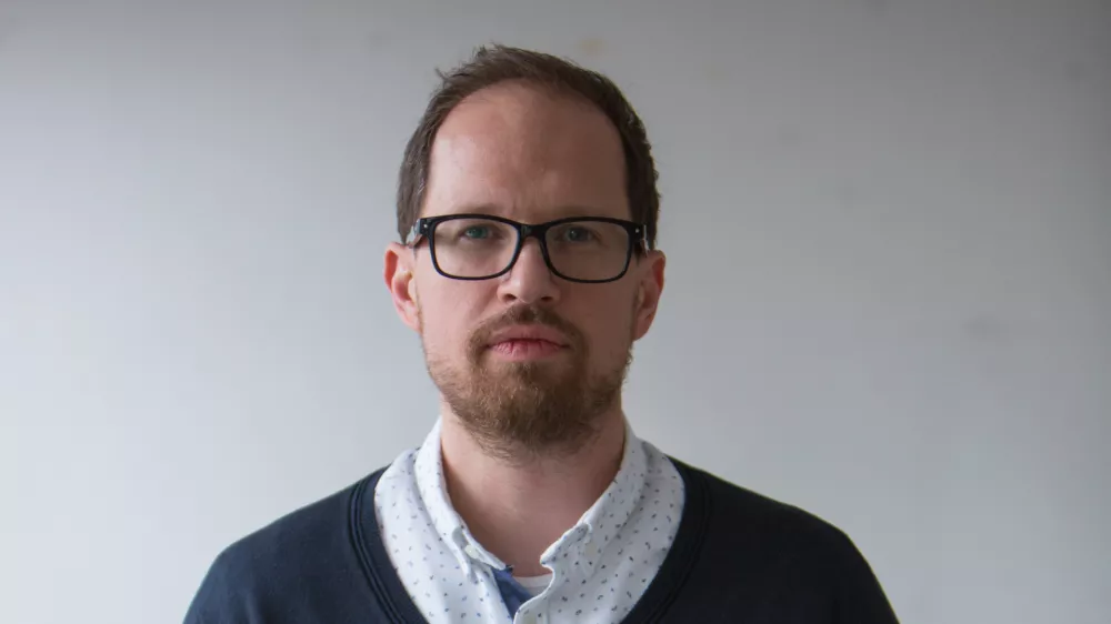 ﻿.Tomaž Klipšteter, komentator - dopisna    - Dnevnik 2016 - portreti za komentarje in kolumne - komentatorji - novinarji - novinar -  //FOTO: Maja Marko