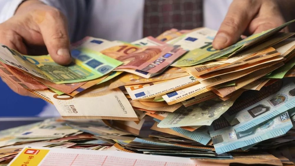 Lottogewinner mit Lottoschein, Eurojackpot-Schein und Bargeld. Rund 100 Lottomillionäre gibt es jedes Jahr in Deutschland. Trotz dieser scheinbar guten Erfolgsaussichten sind die Gewinnchancen in Wahrheit minimal, ein Sechser, vielleicht sogar mit Superzahl und somit der Jackpot-Gewinn, also eher unwahrscheinlich. Symbolfoto, Themenmfoto *** Lottery winner with lottery ticket, Eurojackpot ticket and cash There are around 100 lottery millionaires in Germany every year Despite these seemingly good chances of success, the chances of winning are actually minimal, so a six, perhaps even with a super number and thus winning the jackpot, is rather unlikely Symbol photo, theme photo Foto:xB.xSchubertx/xFuturexImagex lottogewinn_4003,Image: 928121809, License: Rights-managed, Restrictions: imago is entitled to issue a simple usage license at the time of provision. Personality and trademark rights as well as copyright laws regarding art-works shown must be observed. Commercial use at your own risk., Model Release: no