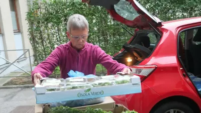 Prostovoljka Minka Žiberna med razvozom živil, ki jih trgovci niso uspeli prodati. Foto: Tatjana Pihlar / Foto: Tatjana Pihlar 